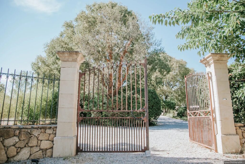 Portail d'entrée du Clos des Eyssauts, domaine de réception à Grans
