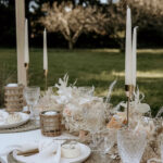 Tables dressées aux bougies pour une réception de famille au Clos des Eyssauts