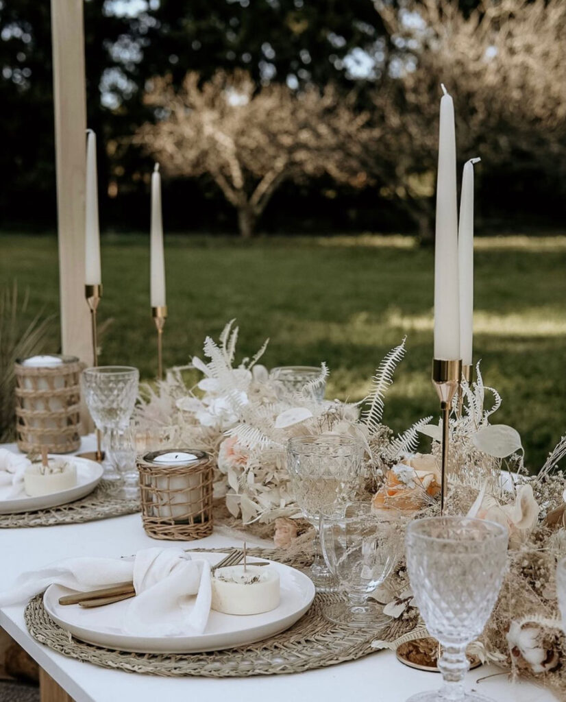Table décorée dans le parc du Clos des Eyssauts
