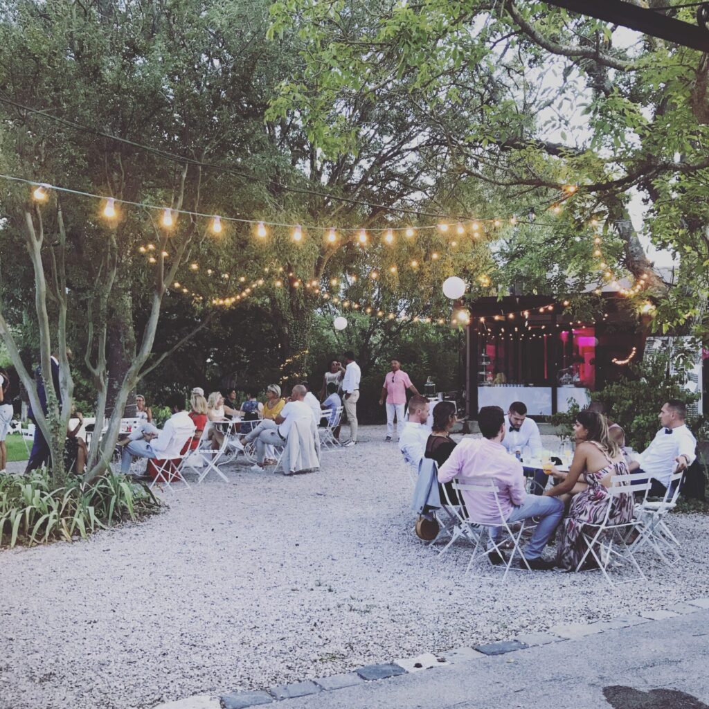 Cocktail dans le parc du Clos des Eyssauts sous les guirlandes lumineuses