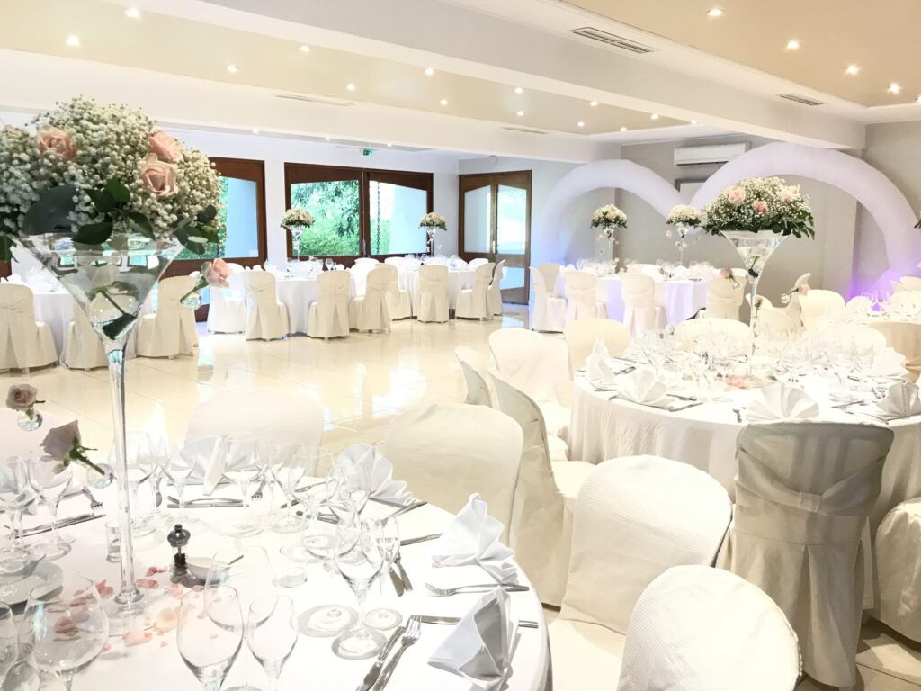 Salle de réception dressée pour un mariage au Clos des Eyssauts