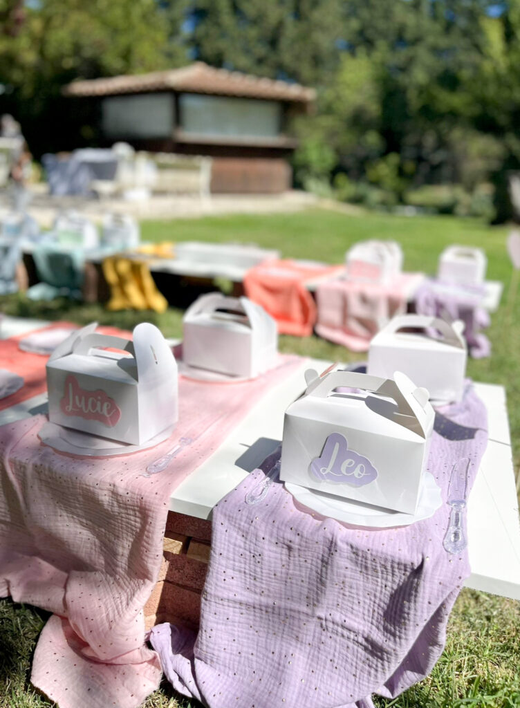 Table d'enfants dressée dans le parc du Clos des Eyssauts