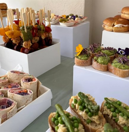 Buffet moderne chic dressé en grazing table : wraps, bagels et tartines