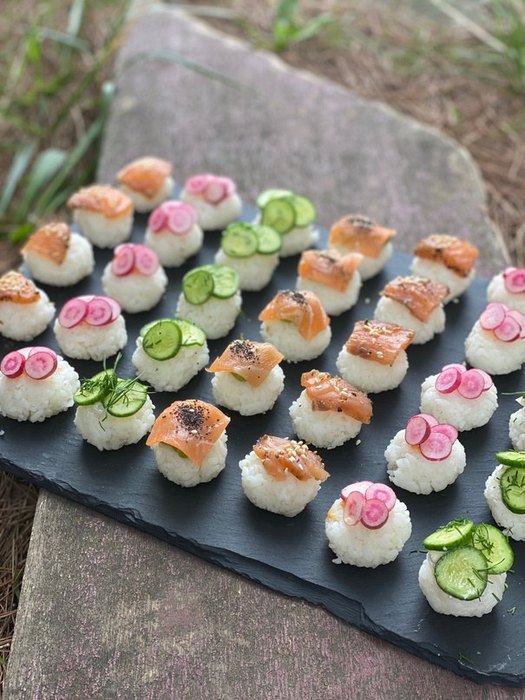 Assortiment de mini-sandwichs préparé par Saisons Traiteur