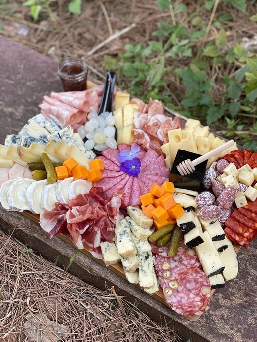 Planche de charcuterie et fromage servie avec le Cocktail Platine