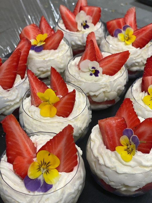 Verrines de fraises et chantilly, pièces sucrées des formules cocktail